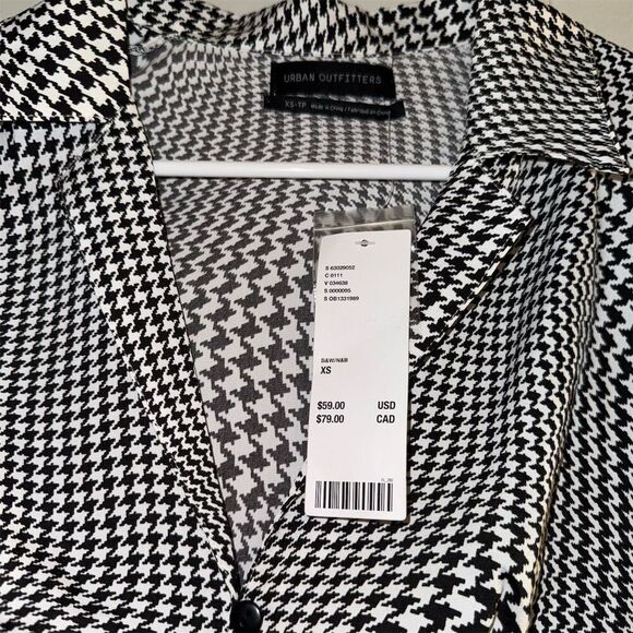 Urban Outfitters Women's XS Black Satin Collared Short Sleeve Blouse‎ - Picture 4 of 7